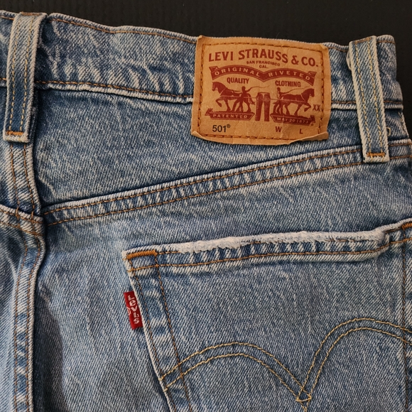 Levi's Classic Light Blue Denim 501 Jeans - Picture 3 of 5